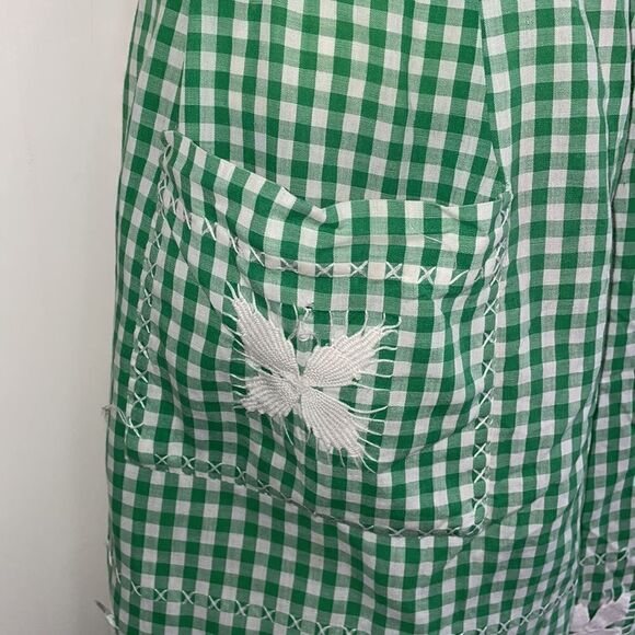 Sweet Vtg green & white checked apron with crochet hem - Picture 2 of 7